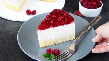 немецкий торт с творогом и малиной. recipe 638 step 23 medium. немецкий торт с творогом и малиной фото. немецкий торт с творогом и малиной-recipe 638 step 23 medium. картинка немецкий торт с творогом и малиной. картинка recipe 638 step 23 medium. Представьте, Вы ощущаете пропитанный сладким сиропом мягкий бисквит, шоколад и тающие во рту нежную творожную начинку и ягодное желе, ммм… А какой внешний вид! Десерт выглядит красиво и благородно, он достойно будет смотреться в роли праздничного торта…