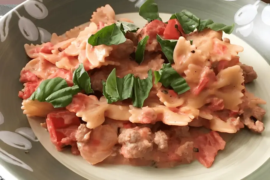 Бантики с сосисками, томатами и сливками