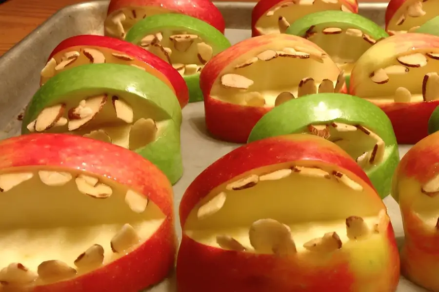 Хэллоуинские монстры из яблок