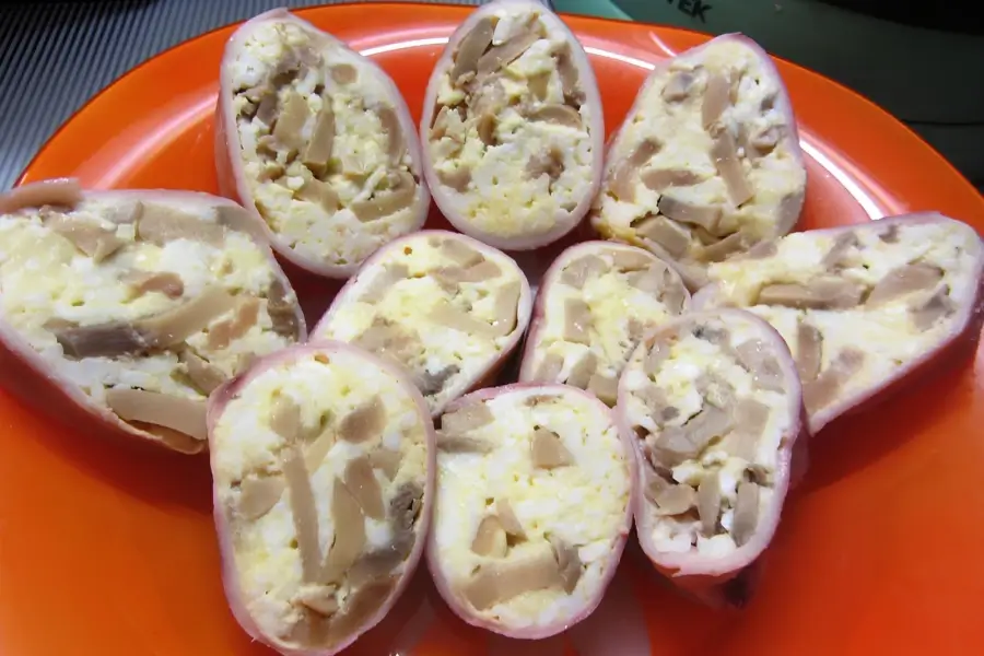 Кальмар, фаршированный сыром, грибами и яйцом