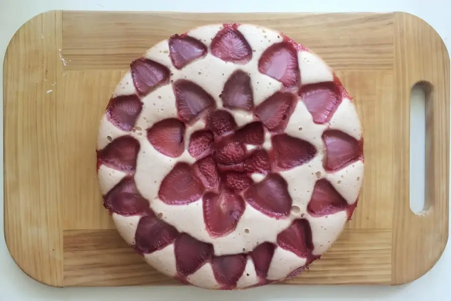 Пирог с клубникой в мультиварке
