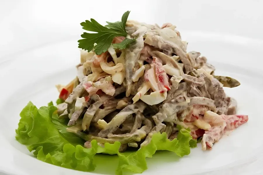 Салат с языком и сухариками