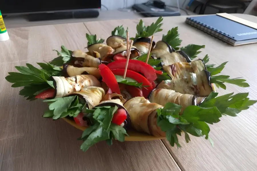 Рулет из баклажанов с сыром