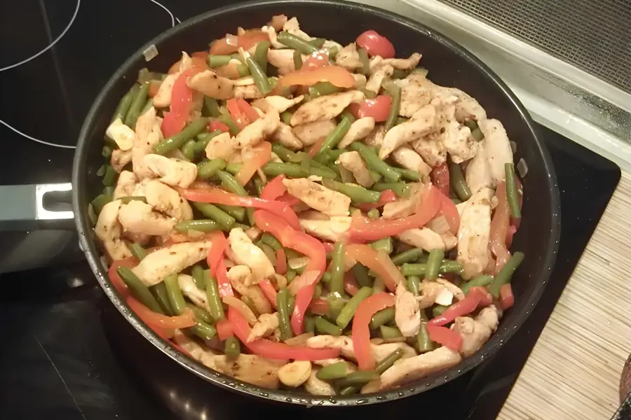 Теплый салат с фасолью и курицей