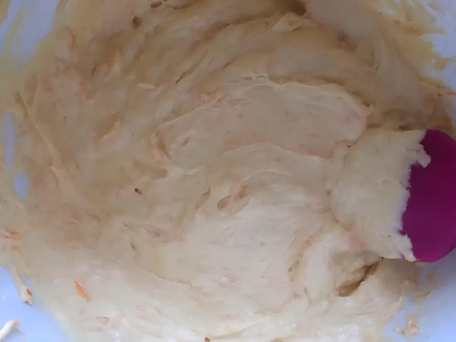 Смешивание теста с морковью