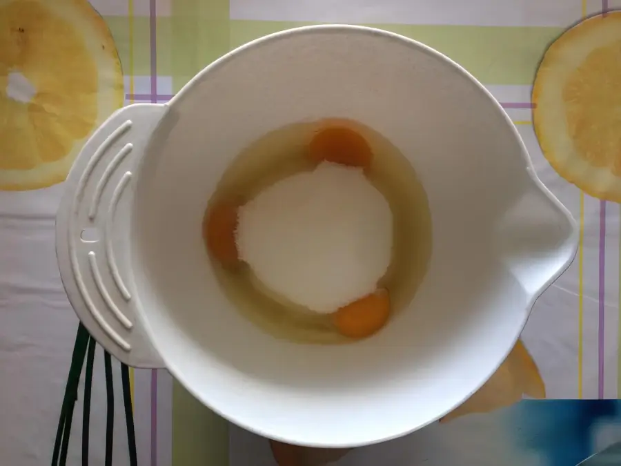 Взбивание сахара с яйцами