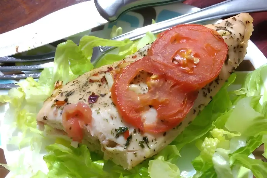 Курица с чесноком, базиликом и томатами