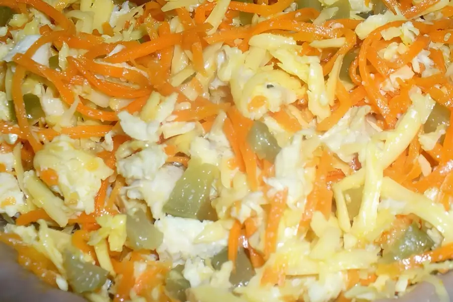 Легкий салат из корейской моркови и куриного филе
