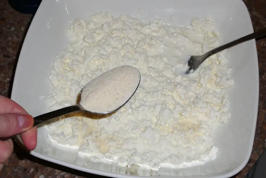 Добавление манки и сахара