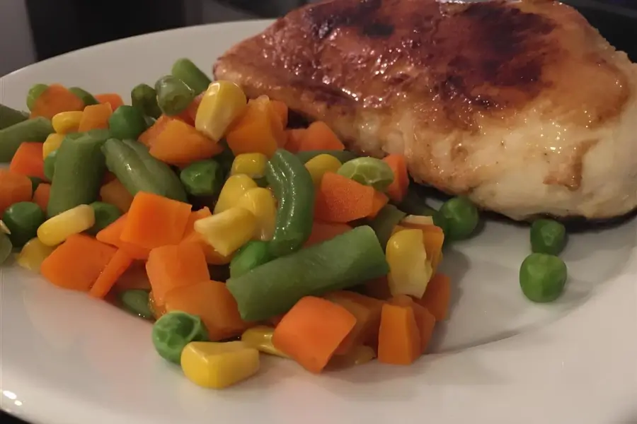 Куриное филе с чесноком и луком