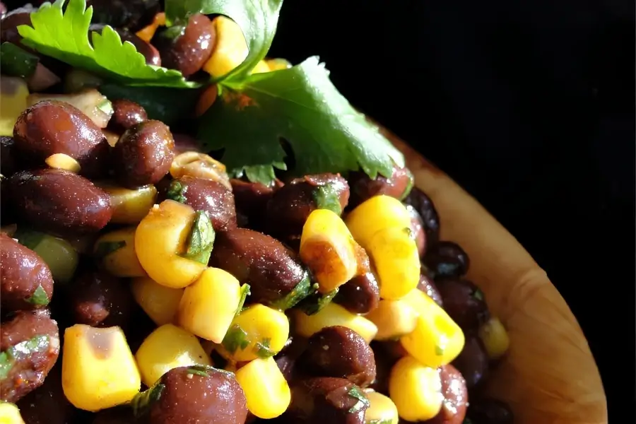 Салат из кукурузы и черной фасоли