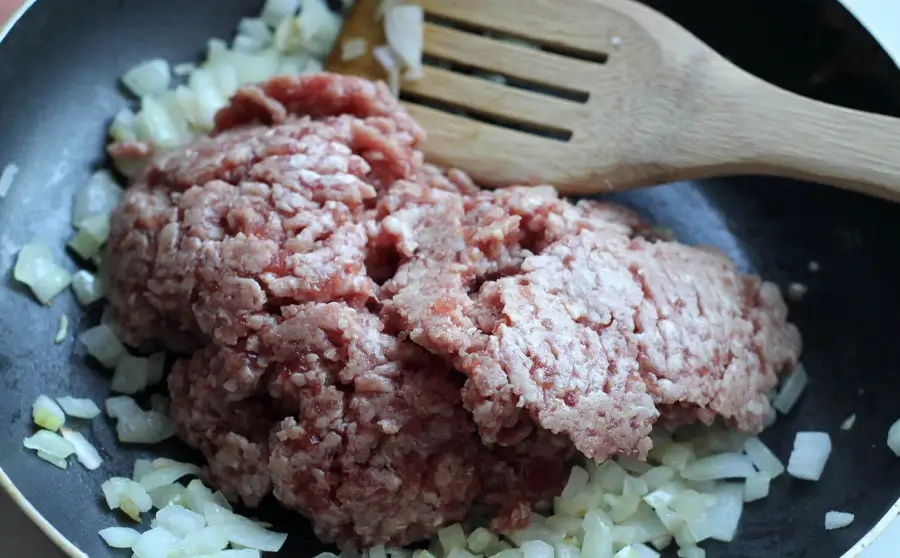 Добавление и обжарка фарша