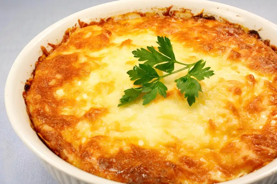 Запеканка с картофелем, сыром и солеными огурцами