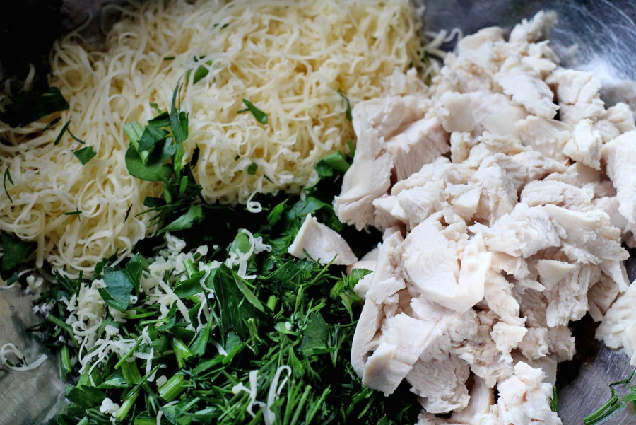 Подготовить сыр, курицу и зелень