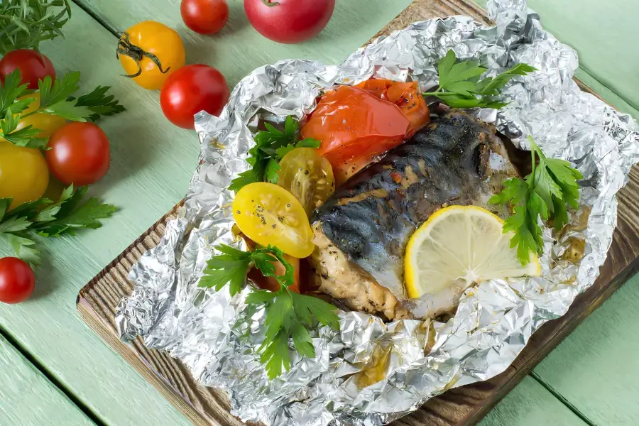 Скумбрия с овощами и шпинатом