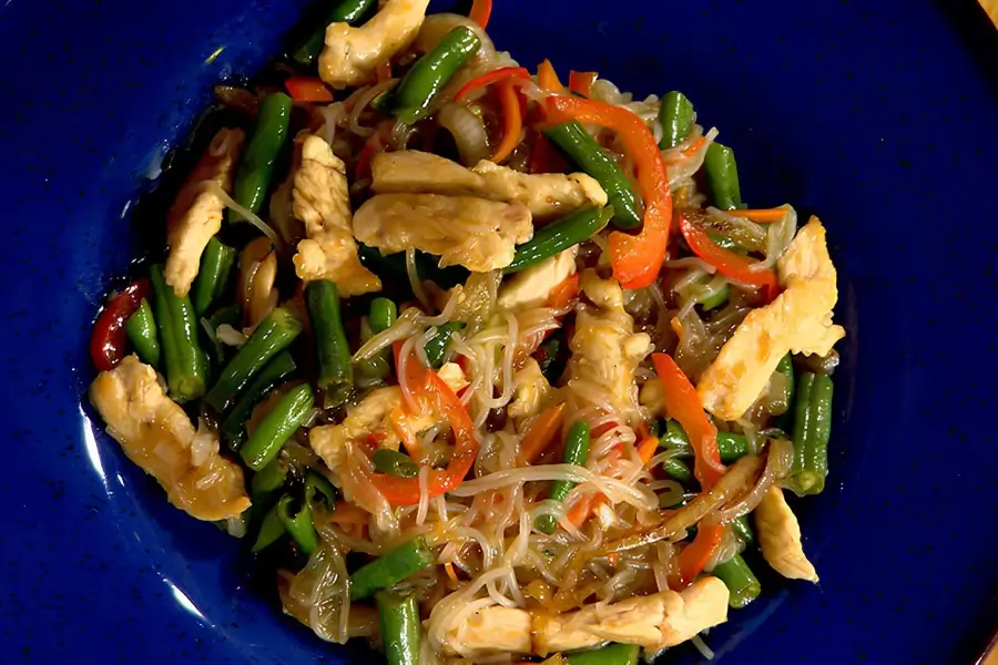 Фунчоза с курицей и овощами