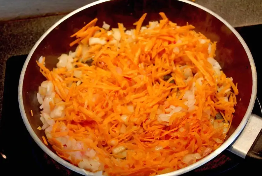 Тушение моркови с луком