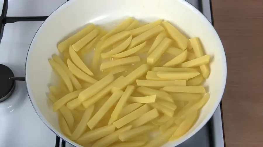 Начало жарки картофеля