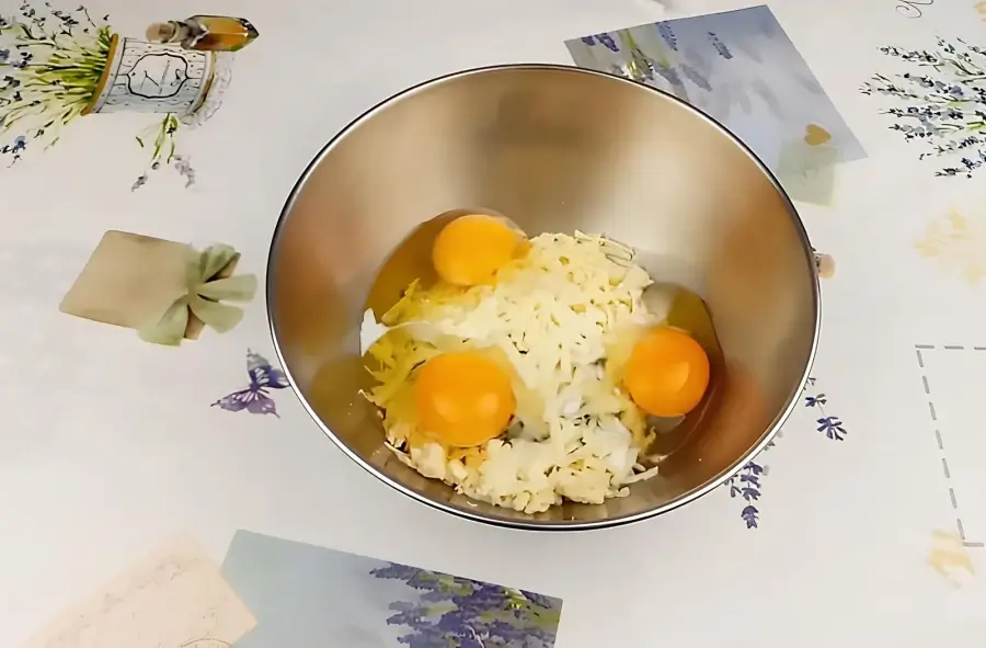 Смешивание яиц и молока