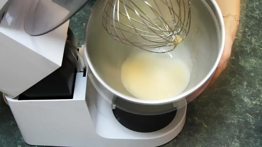 Взбиваем яйца с сахаром