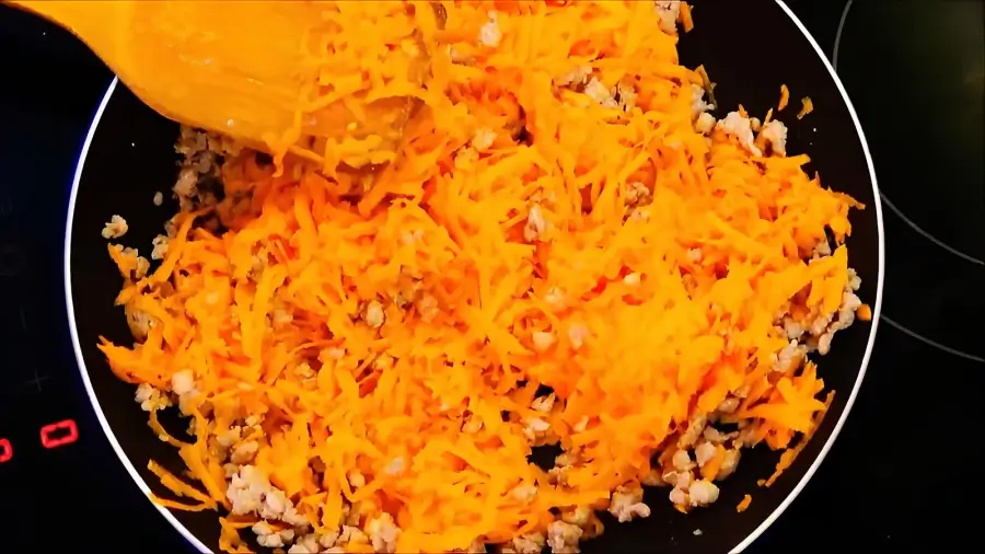 Добавление чеснока и моркови