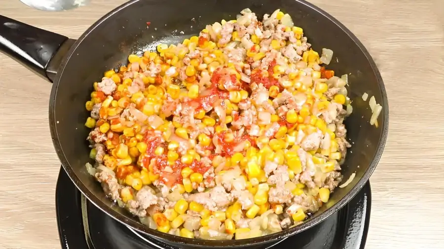 Добавление кукурузы и специй