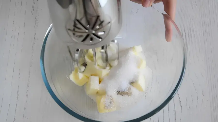 Взбивание масла с сахаром