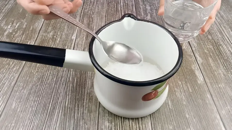 Смешивание сахарной пудры и воды