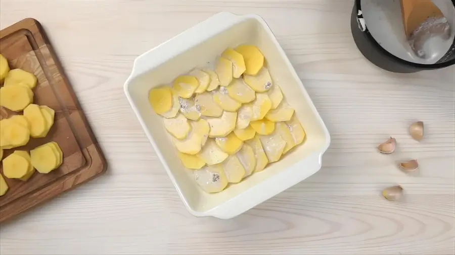 Первый слой картофеля с соусом