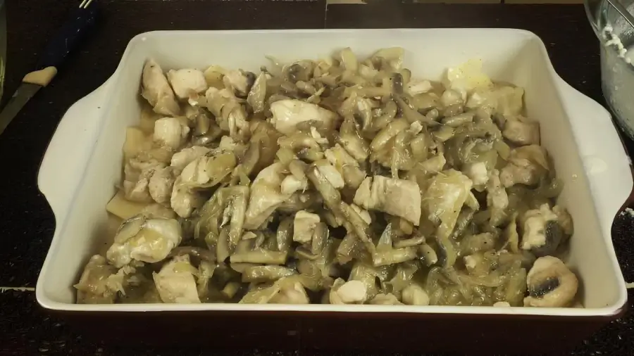 Добавление курицы и грибов