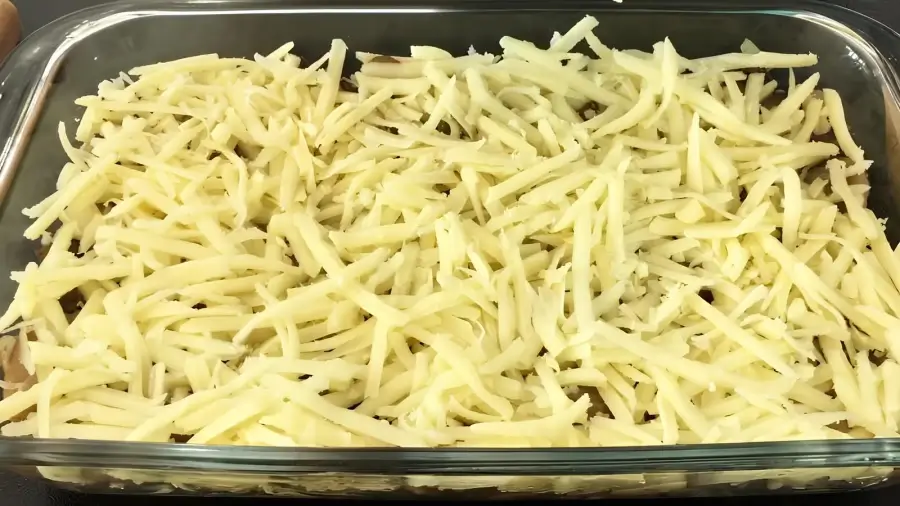 Выкладка грибов и сыра