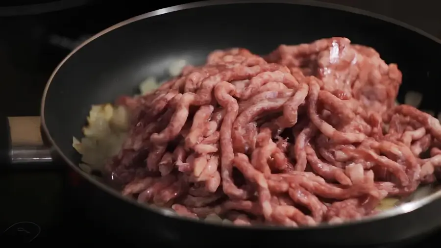 Добавление и обжарка фарша
