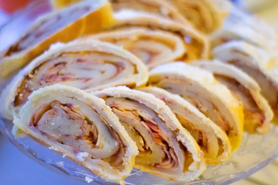 Творожный рулет с яблоками