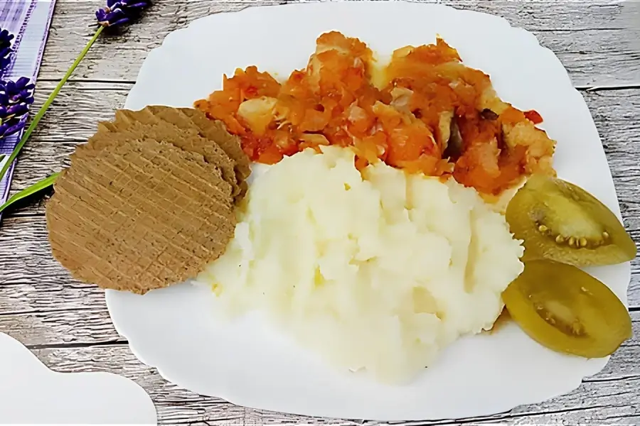 Тушёный хек с овощами