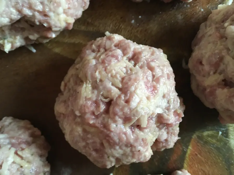 Формирование мясных шариков