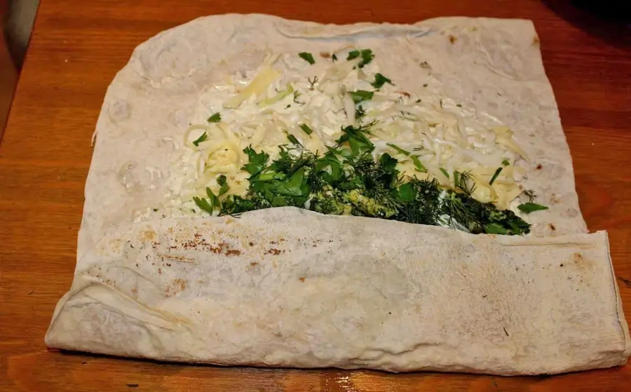 Добавление мяса и сворачивание