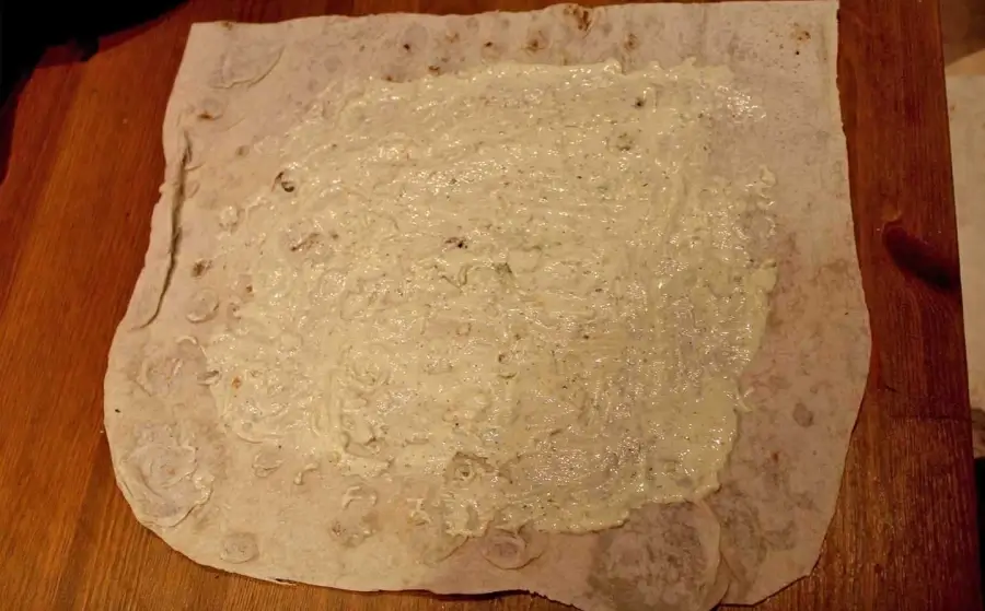 Смазка лаваша соусом