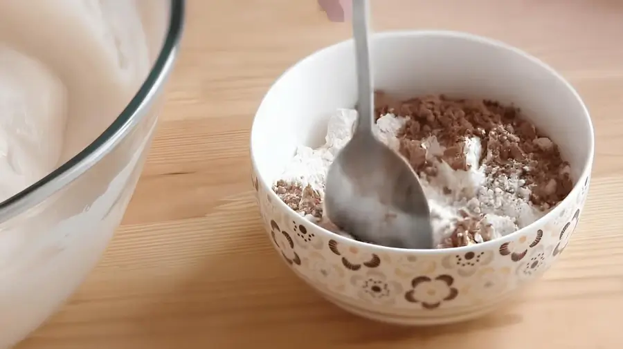 Смешиваем муку и какао, топим масло