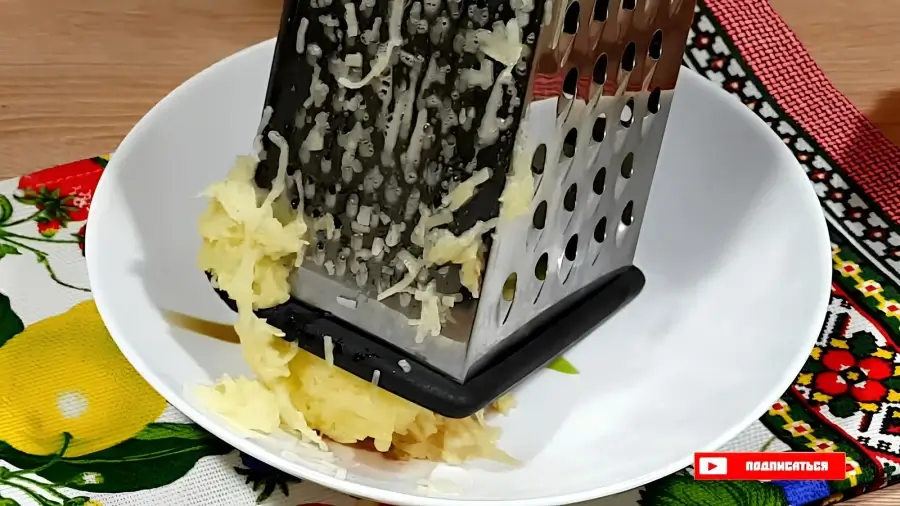 Натирание картофеля