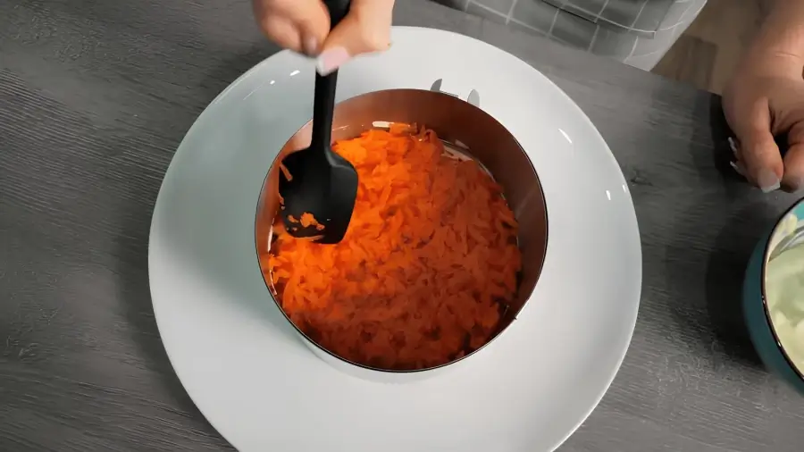 Выкладывание слоя моркови