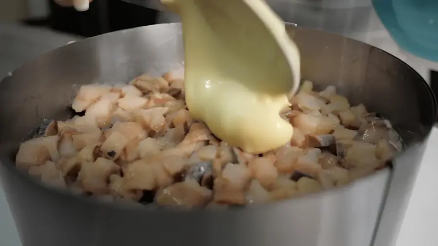 Слой селёдки и майонез