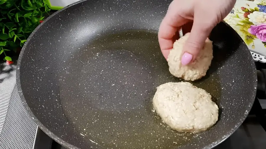 Выкладывание на сковородку