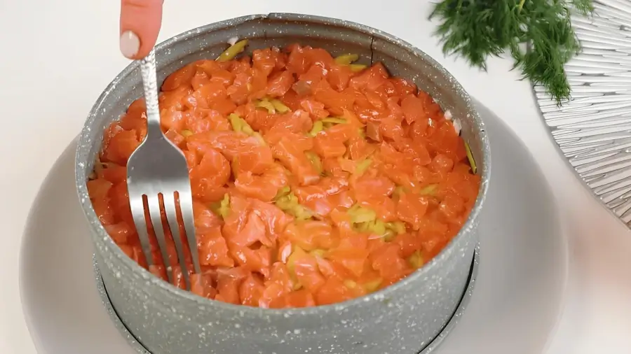 Слои яблока и рыбы