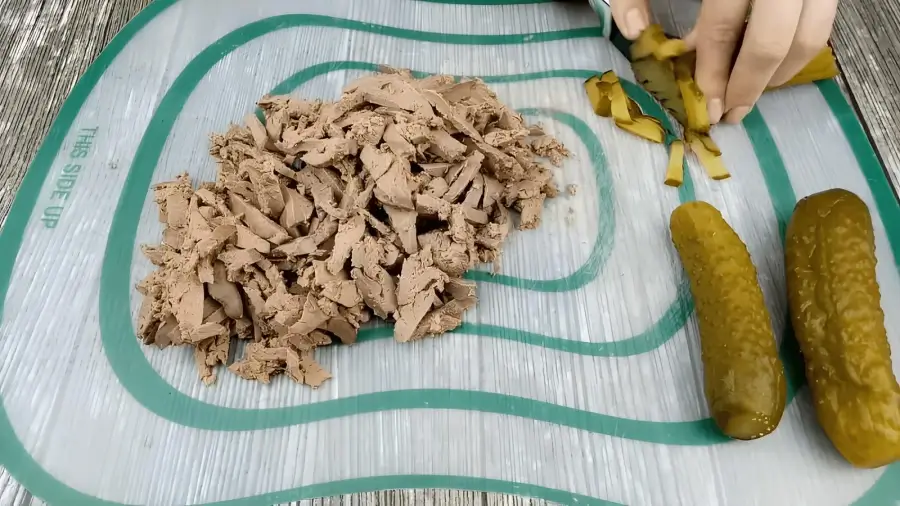 Нарезка печени и огурцов