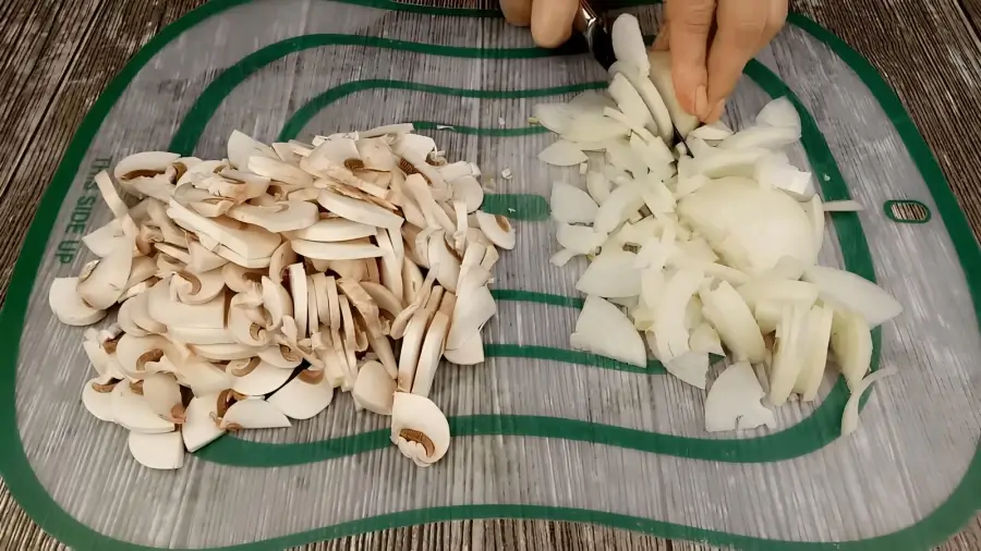 Нарезка грибов и лука