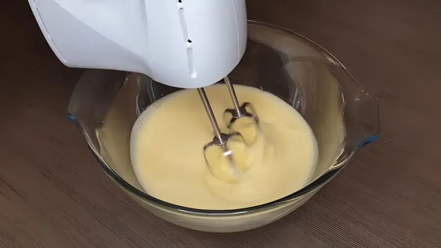 Взбить яйца с сахаром