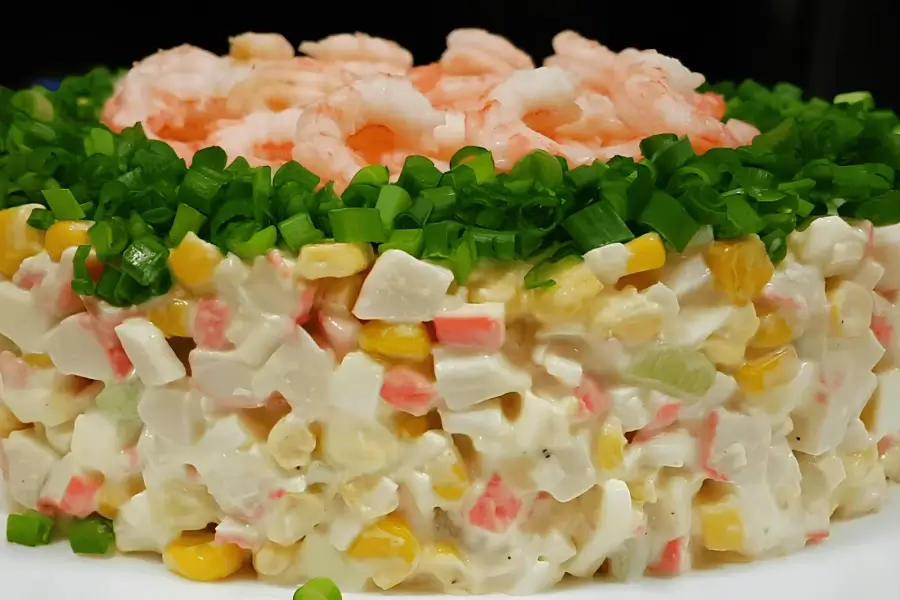 Салат с крабовыми палочками и креветками