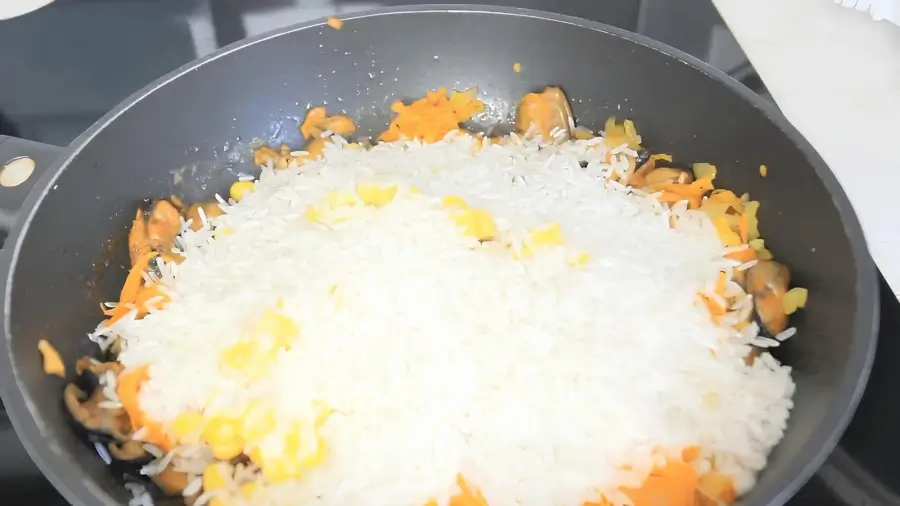 Добавление кукурузы и риса