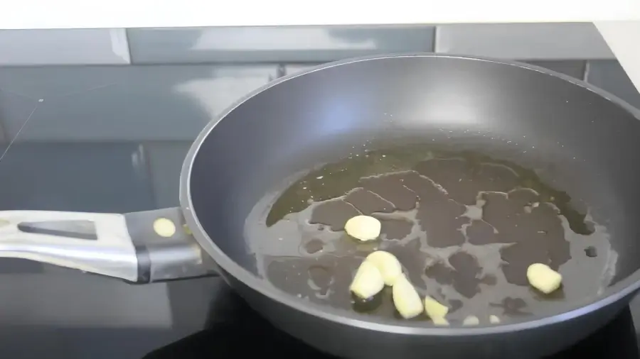 Разогрев масла и чеснока