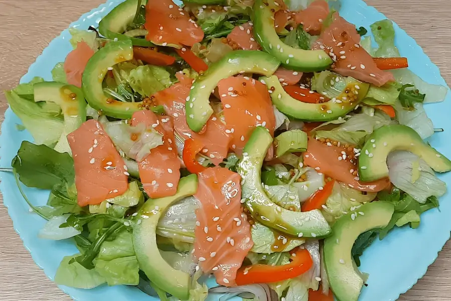 Салат с красной рыбой и авокадо
